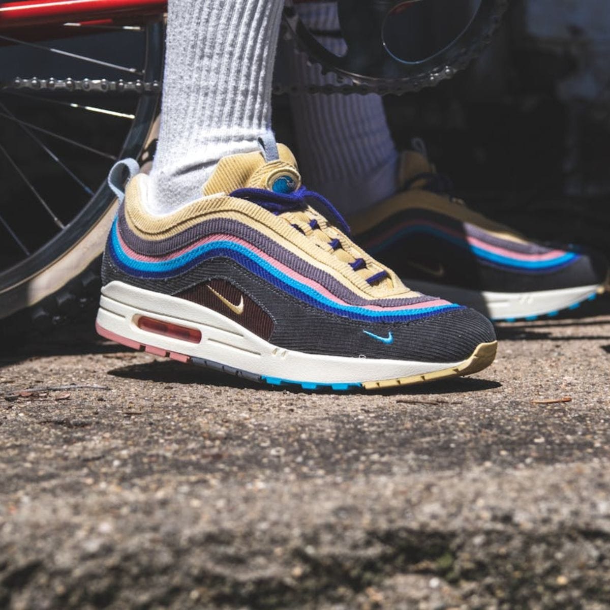Nike_Air_Max_with_Royal_Blue_Shoe_Laces